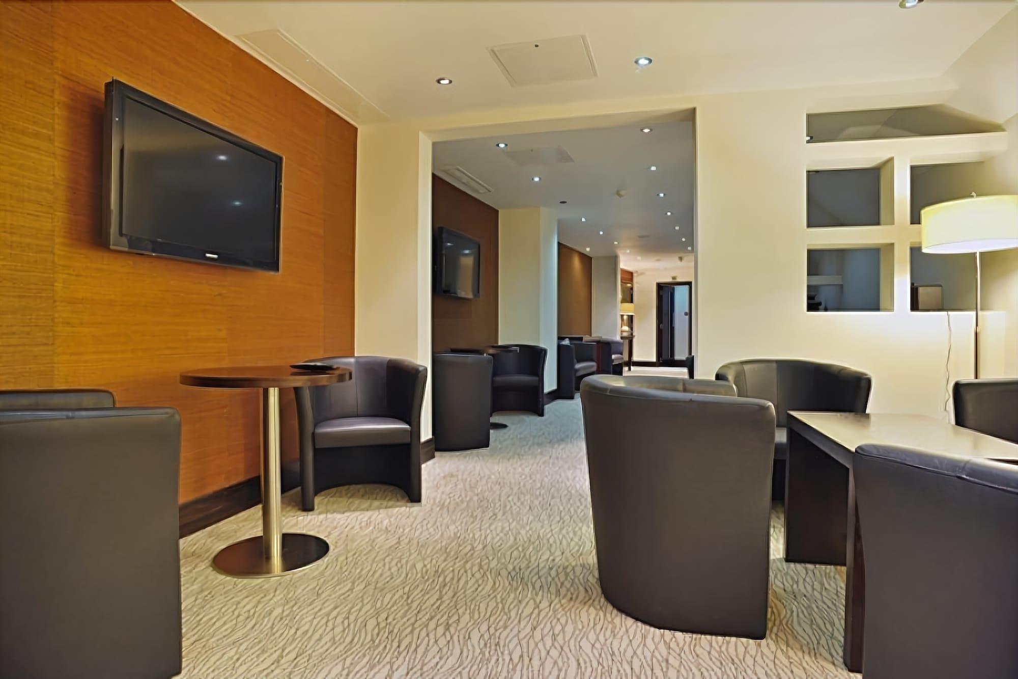 Montcalm Brewery, London City Londres Exterior foto The lounge at London Heathrow Airport