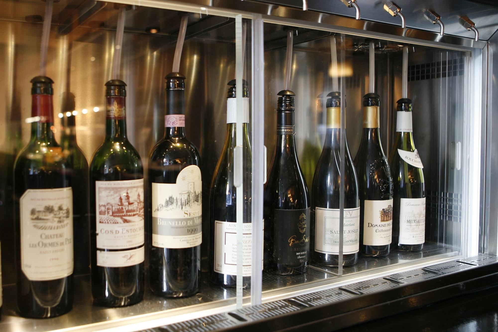 Montcalm Brewery, London City Londres Exterior foto Wine bottles in a wine dispenser