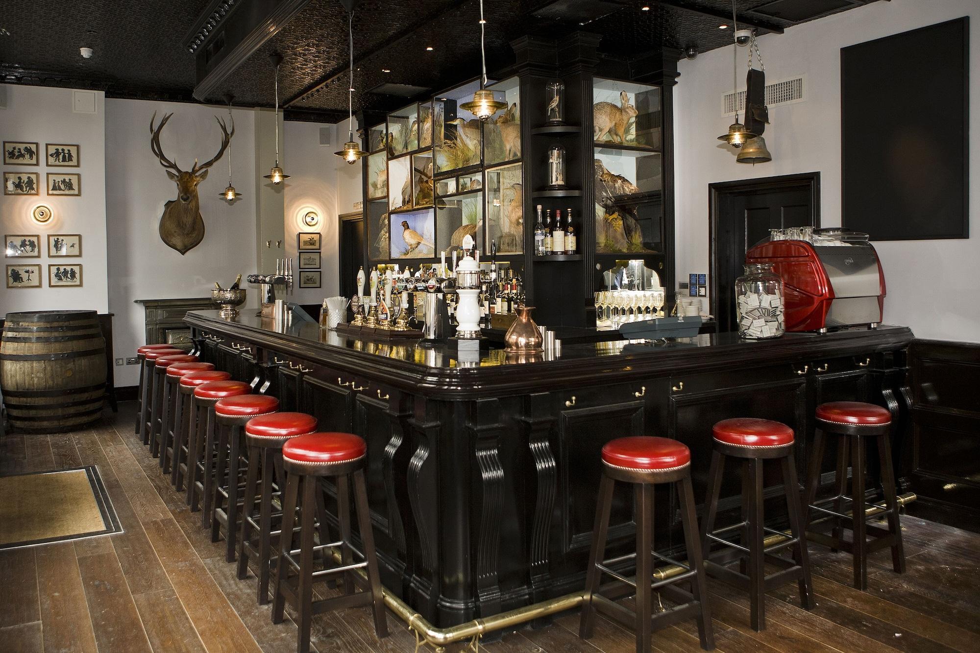 Montcalm Brewery, London City Londres Exterior foto The bar at the Old Tom & English