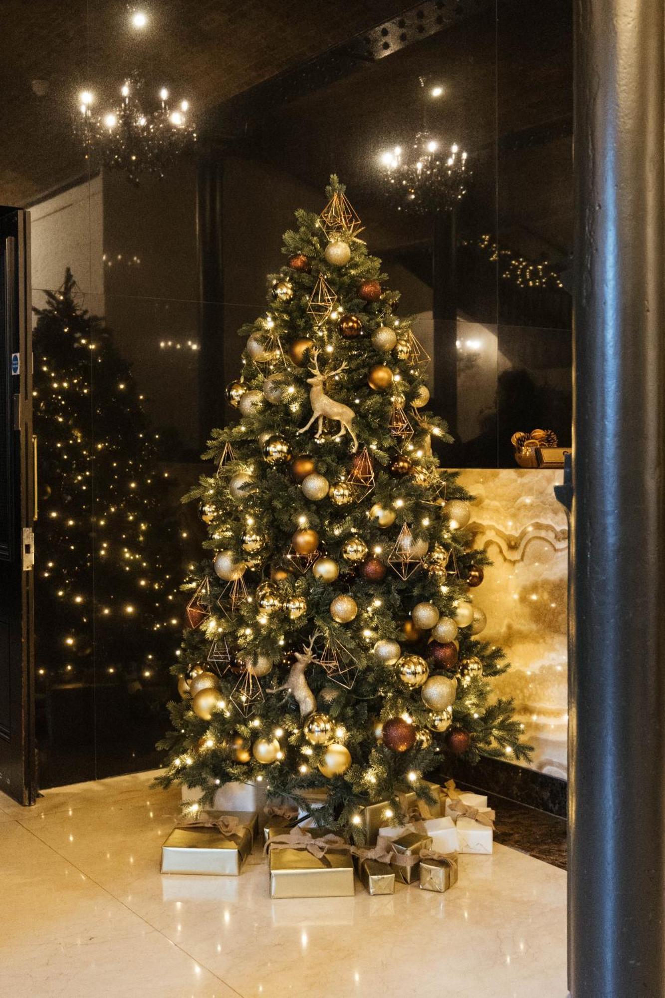 Montcalm Brewery, London City Londres Exterior foto A Christmas tree in the lobby of the Four Seasons Hotel, Hong Kong